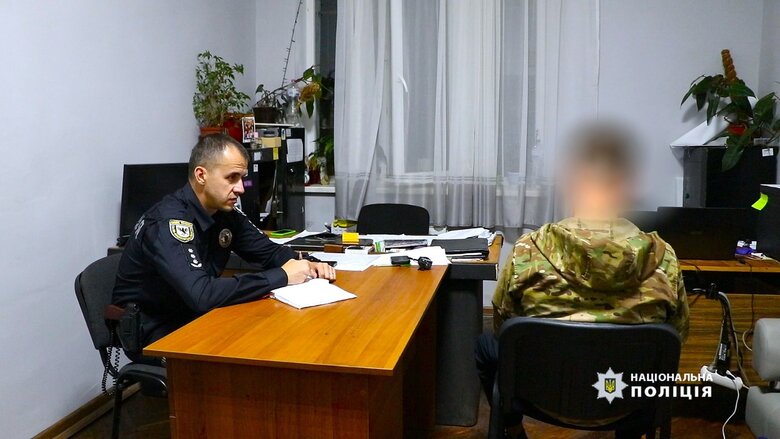 У Івано-Франківську троє чоловіків побили військового. Поліція затримала нападників