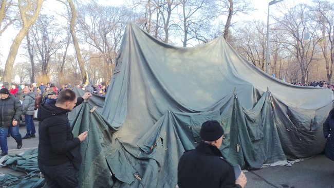 Митингующие против рынка земли установили под Радой палатки 10