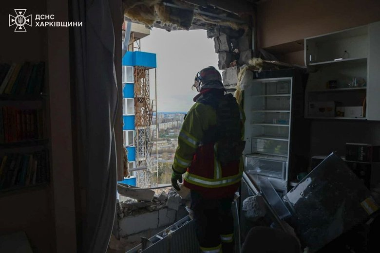 У Харкові дрон влучив у багатоповерхівку: є постраждала