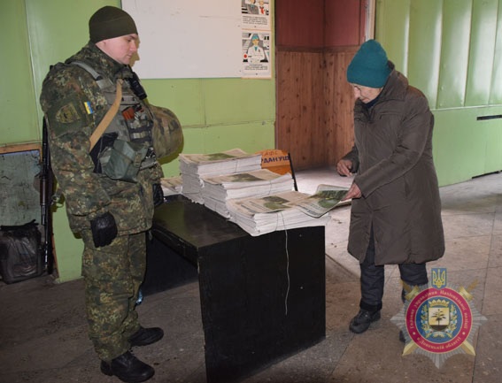 Поліція почала поширювати в Авдіївці першу українську газету 05