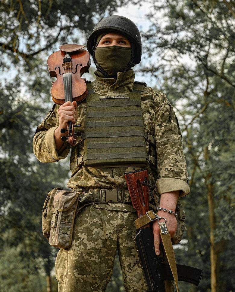 Скрипаль і військовослужбовець Мойсей Бондаренко: У роботі з АК немає нічого складного. Я кілька разів його ретельно почистив, вивчив, пройшов тактичні заняття і все! Він тепер, як друга скрипка 01