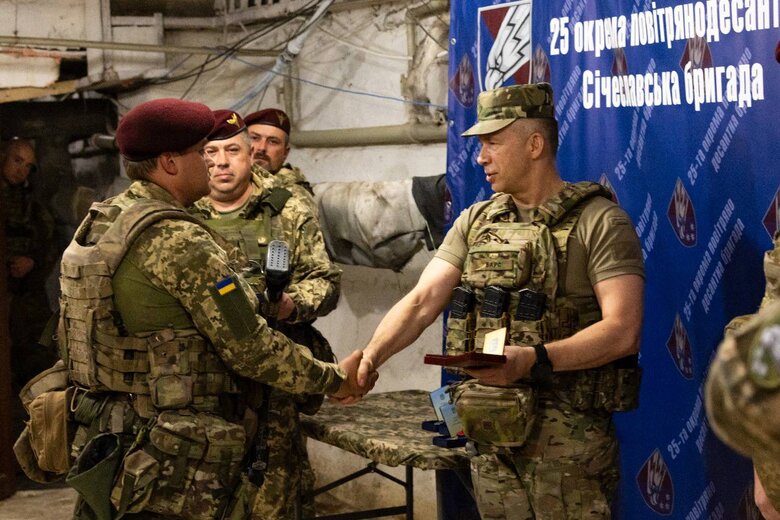 Сирський відвідав воїнів на передовій