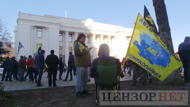 Владельцы евроблях пикетируют Раду с требованием принятия законопроектов, снижающих акциз на растаможку машин: движение по ул. Грушевского заблокировано 16