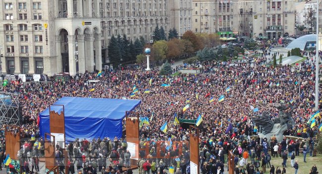 Учасники віче проти капітуляції прийшли під Офіс Президента 01