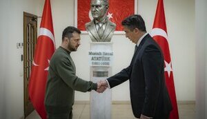 Зеленский почтил память погибших в результате разрушительного землетрясения в Турции. ВИДЕО