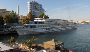 Украинский круизный лайнер "Зирка Днепра" сменил владельца и взял курс на Крым