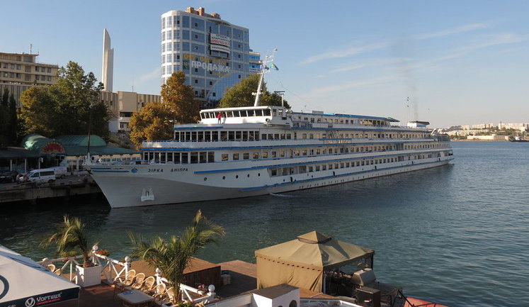 Украинский круизный лайнер "Зирка Днепра" сменил владельца и взял курс на Крым