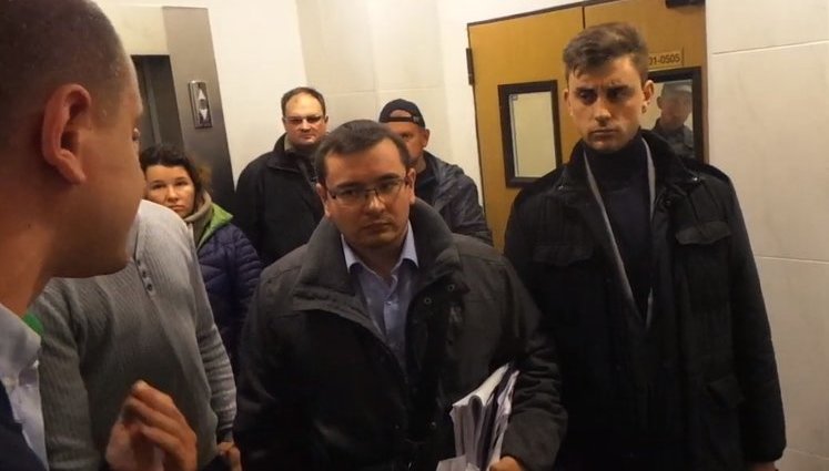 "Він в орендованій квартирі живе! Ти йому, п#дарас, 20 млн застави! Бойовому генералу, сука!", - перепалка з прокурорами після суду над Марченком. ВIДЕО