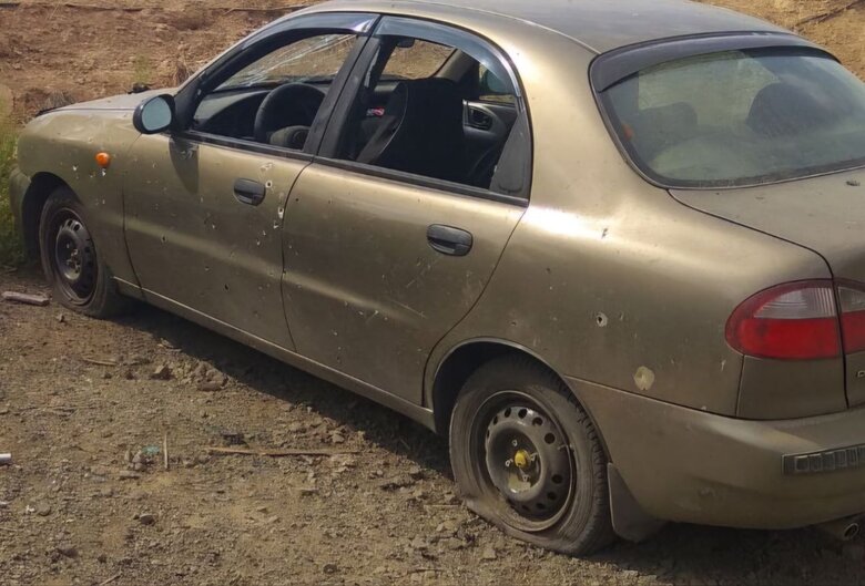 Пошкоджене обстрілом авто