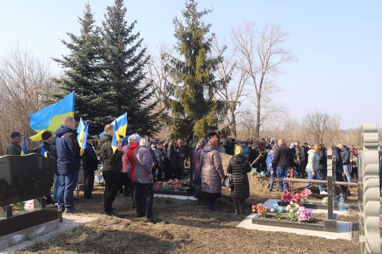 Жителі Чернігівщини на колінах провели в останню путь загиблого воїна ЗСУ Віталія Скорика, який повернувся боронити Україну з Чехії 04