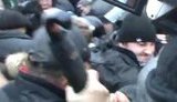 Донецкая милиция пытает электрошокером прямо на улице: "Что вы делаете с людьми?!!!". ВИДЕО.