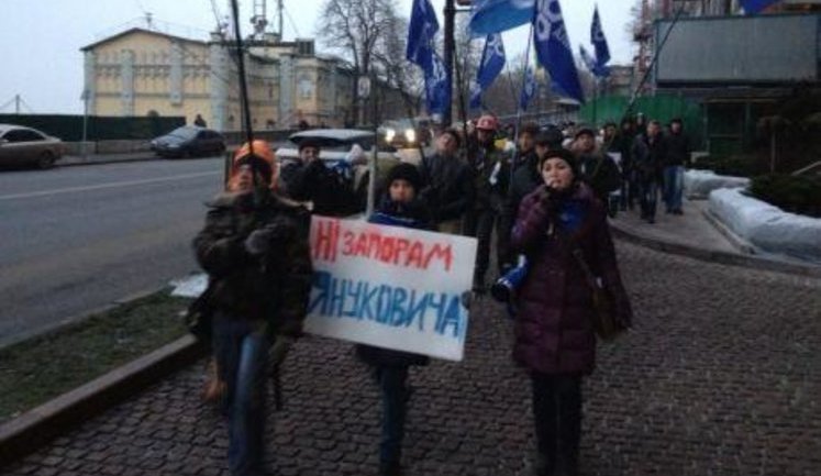 "Нет заторам Януковича": Евромайдановцы под аккомпанемент клаксонов протестуют на пути кортежа Президента. ФОТОрепортаж
