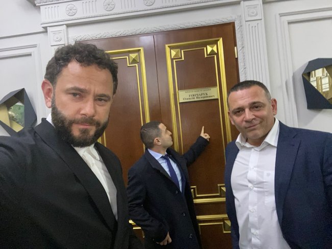 Депутати Слуги народу обговорюють, чи дати п#зди премєру Гончаруку, - нардеп Бужанський 02