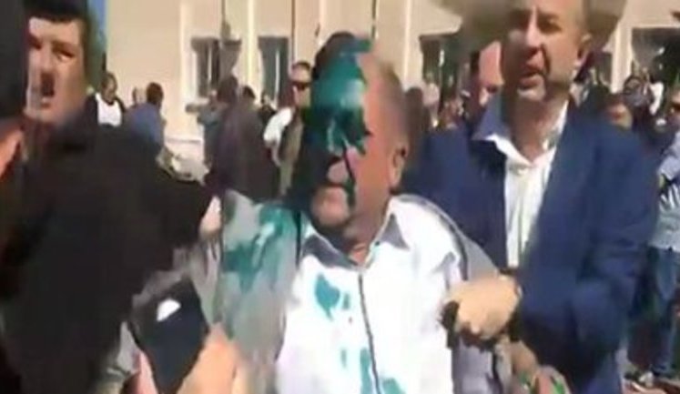 "Сепар ты конченый! Ах, ты ж мразь! Иди сюда!", - депутата от "Оппоблока" в Одесской области облили зеленкой. ВИДЕО