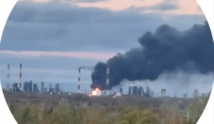 Поражены российские НПЗ в Омске и Ухте, а также вражеский дата-центр, - Зеленский