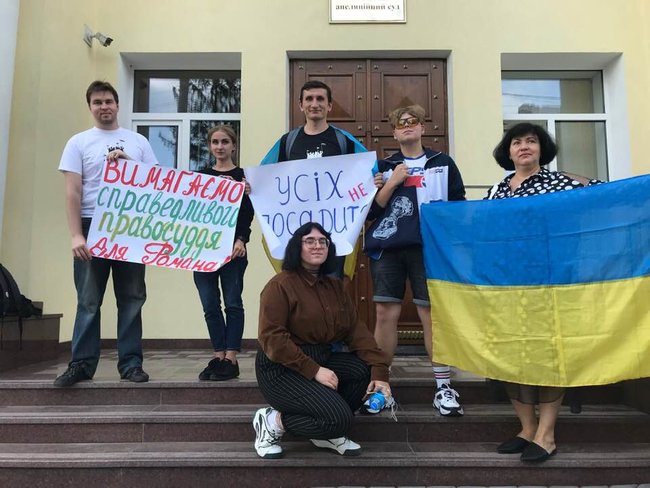 Апелляционный суд оправдал 16-летнюю Дарью Коцюрубу, которая вышла с плакатом за импичмент Зеленского 04