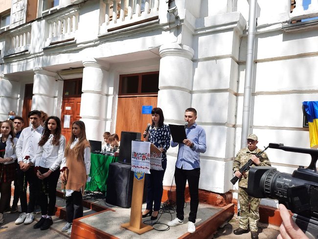 Меморіальну дошку загиблому на Донбасі воїну 58-ї ОМПБр Андрію Ярешку відкрили в Полтаві 02