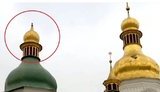 Сильний вітер зірвав 50-кілограмовий хрест із купола Софійського собору у центрі Києва. ФОТО