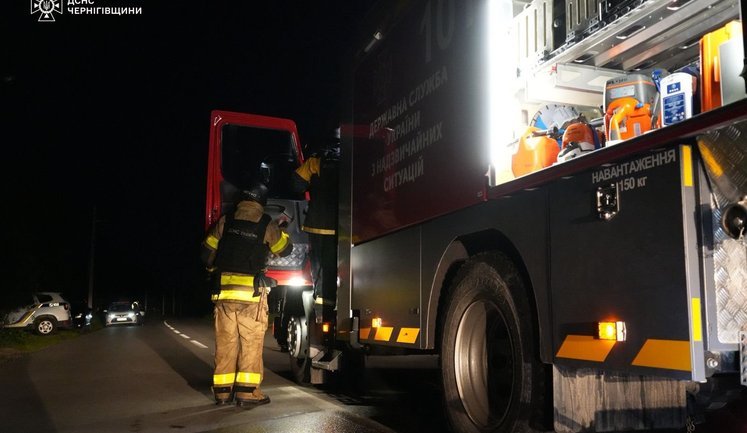 РФ атакувала Чернігівщину: поранено 15-річного хлопця, спалахнули будинки, ліцей і склади. ФОТОрепортаж