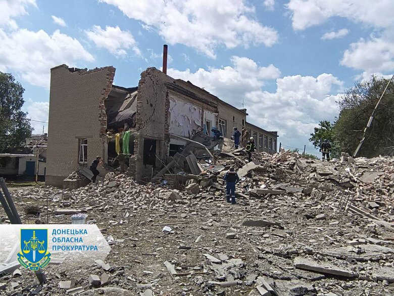 Рашисти вдарили по школі на Донеччині: Загинула вчителька та бухгалтерка, 6 осіб дістали поранення 03