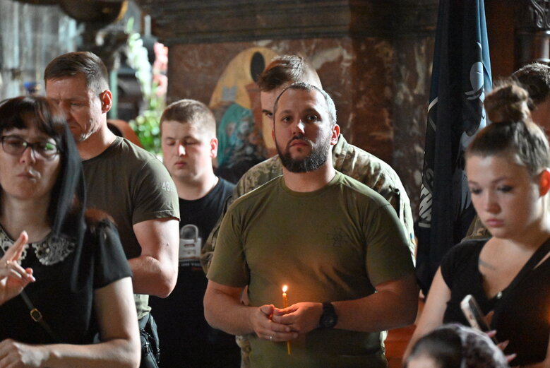 У Володимирському соборі попрощалися із загиблим у боях за Україну воїном Микитою Оптимістом Красновідом 47