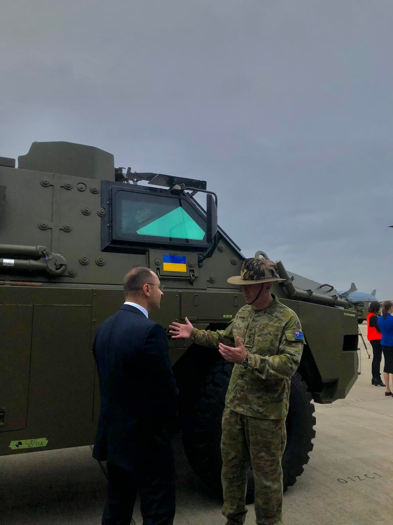 Австралия передала Украине 20 бронетранспортеров Bushmaster 03