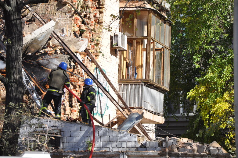 At site of kamikaze drone attack in Kyiv, rubble is being cleared 24
