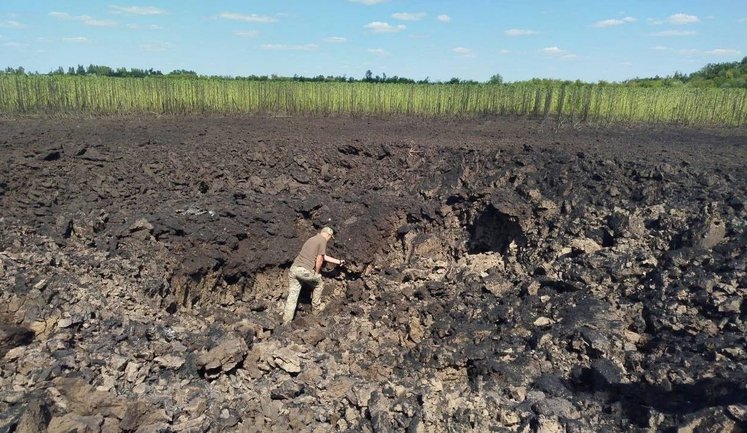 Воронка после падения северокорейской баллистической ракеты KN-23 возле Кривого Рога. ФОТОрепортаж