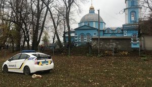 Храм розбрату: Віряни села на Рівненщині моляться в гаражі, доки триває війна церков