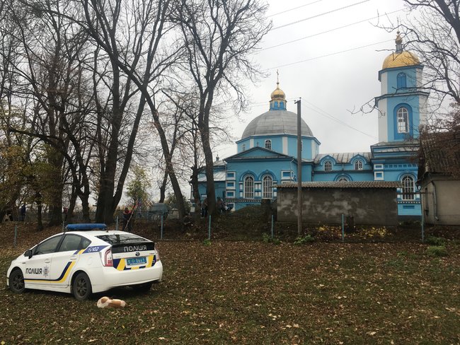 Храм розбрату: Віряни села на Рівненщині моляться в гаражі, доки триває війна церков 02