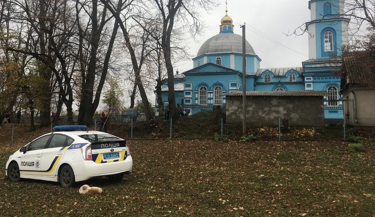 Храм розбрату: Віряни села на Рівненщині моляться в гаражі, доки триває війна церков