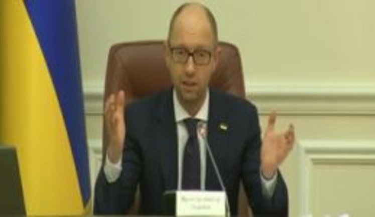 "Не проголосуете необходимые для безвизового режима законы - будете получать визы в общей очереди", - Яценюк пригрозил депутатам лишением диппаспортов. ВИДЕО