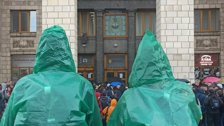 Понад 1200 українців стоять у черзі за маркою Русскій воєнний корабль… ВСЬО! 07