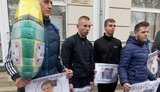 Пикет в Берегово: протестующие принесли под консульство Венгрии метровый паспорт и надувное шампанское. ФОТОрепортаж