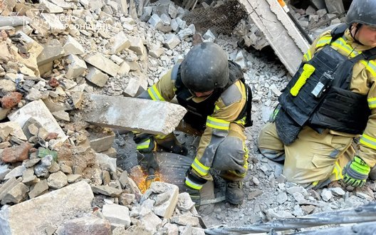 Рятувальники деблокували тіло загиблого з-під завалів навчального закладу в Херсоні