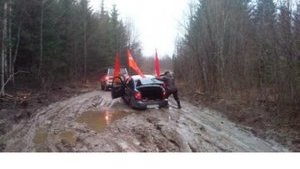 Автопробег в Карелии, посвященный Дню Победы, застрял в непролазной грязи российских дорог. ФОТОрепортаж