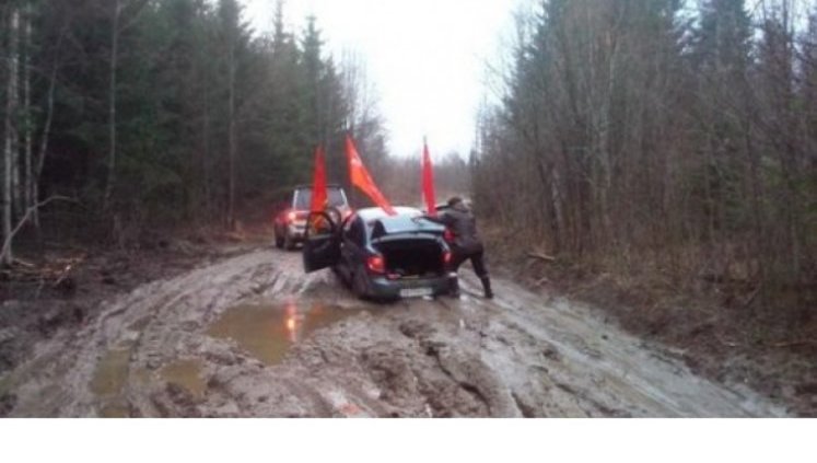 Автопробег в Карелии, посвященный Дню Победы, застрял в непролазной грязи российских дорог. ФОТОрепортаж