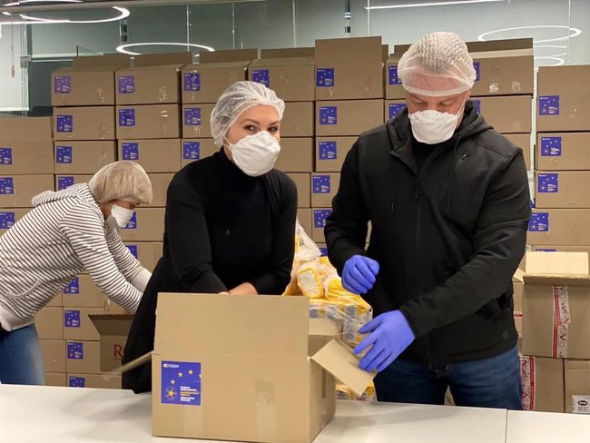 3 тисячі продуктових наборів від Фонду Порошенка відправлено пенсіонерам і людям з інвалідністю по всій Україні 07
