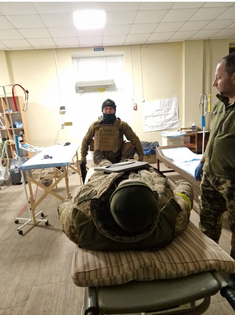 Бойовий медик Олександр Волков – про реалії війни: Знявши з ноги командира берці, побачив, що фаланги пальців повністю перебиті. Але він тримався достойно… 13 Бойовий медик Олександр Волков – про реалії війни: Знявши з ноги командира берці, побачив, що фаланги пальців повністю перебиті. Але він тримався достойно… 13