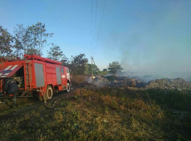 Під Києвом спалахнуло звалище - рятувальники ліквідовують займання 01