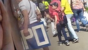 "Бро": мужчина отпилил часть щита с названием ж/д станциии "Бровары" и унес с собой. ФОТО