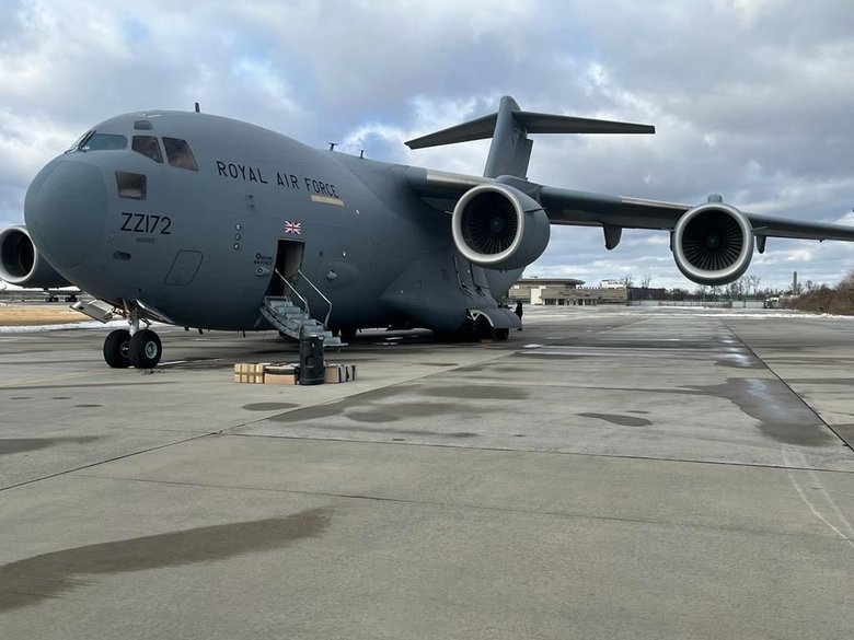 Літак з Великої Британії привіз спорядження для загонів тероборони, зокрема бронежилети та шоломи, - Резніков 01