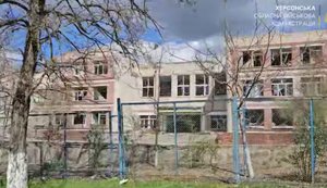 Враг нанес удары КАБами по Степановке в Херсонской области: разрушена школа, среди раненых есть тяжелые. ВИДЕО