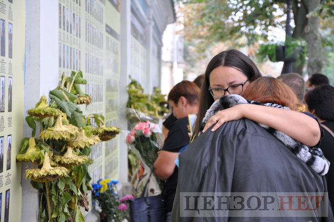 Антивандальний термінал памяті всіх загиблих у війні з РФ відкрили в Києві біля Стіни памяті 21