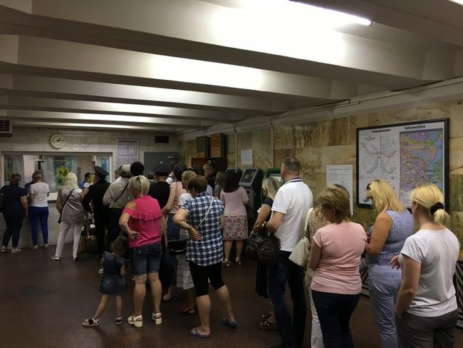 Напередодні підвищення проїзду на станціях Київського метрополітену утворилися великі черги 01