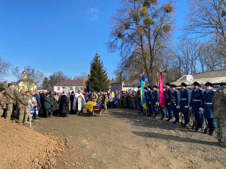 На Вінниччині попрощалися із загиблим внаслідок російського обстрілу воїном 56-ї ОМПБр Денисом Кононенком 28
