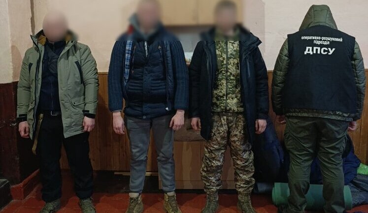 Придбали електронні карти за $2000: затримано трьох чоловіків під час відпочинку у лісі, які намагались незаконно потрапити до Румунії, - ДПСУ. ФОТОрепортаж