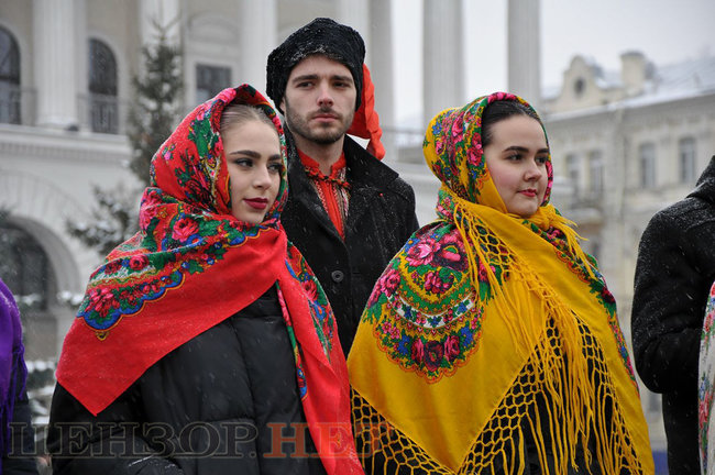 Українські казначеї розгорнули в центрі Києва найдовший прапор України 05