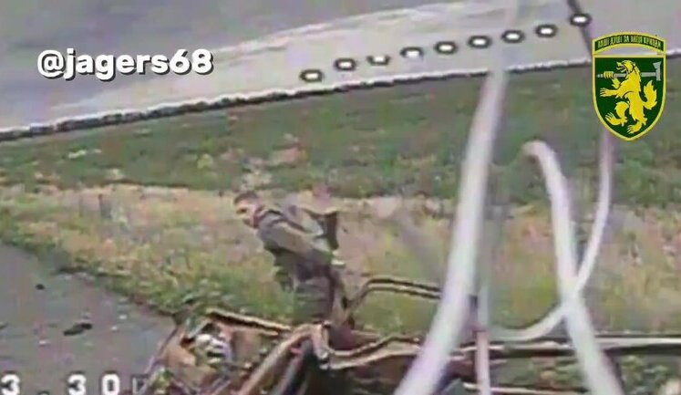 Російський солдат бігає полем, намагаючись врятуватися від дрона-камікадзе. ВIДЕО