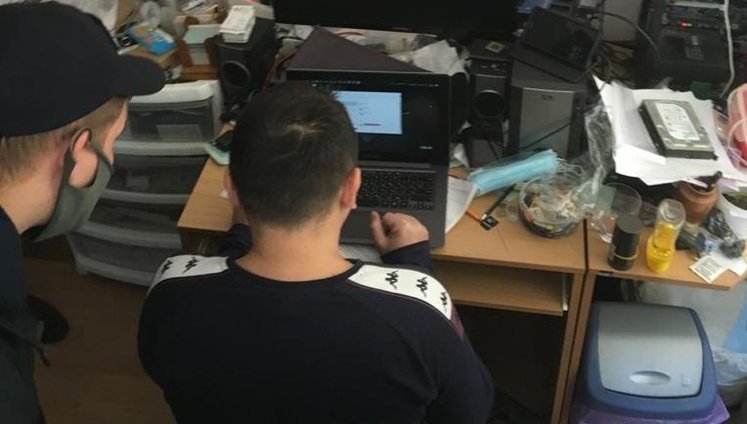 Правоохранители разоблачили преступную группу, которая "заработала" около 10 млн грн на выпуске и обмене запрещенных электронных денег, - полиция. ФОТОрепортаж